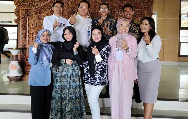 Rizki Amalia Darwan Ali (bawah dua dari kiri) saat berfoto dengan anggota BMWI Bali (Foto : IST)