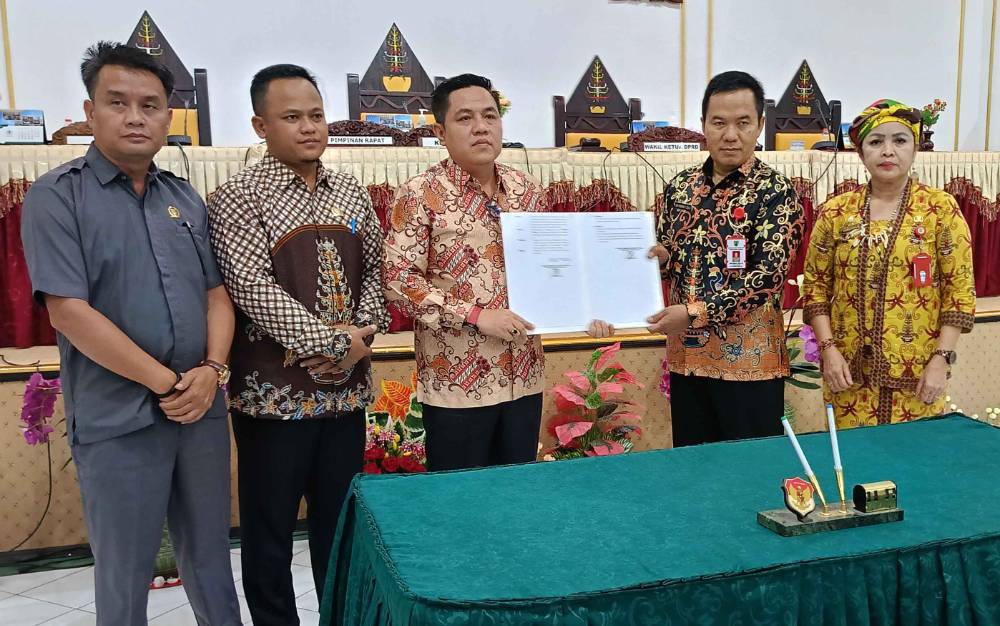 Wakil Ketua I DPRD Barito Timur Ariantho S Muler menyerahkan keputusan DPRD tentang penyempurnaan Raperda KTR hasil fasilitasi Gubernur Kalimantan Tengah kepada Asisten I Sekda Ari Panan P Lelu, Senin, 30 Oktober 2023.