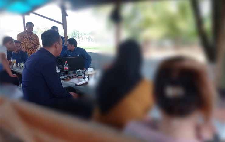 LN saat melapor ke Ketua Tim Virtual Police Bidhumas Polda Kalteng Ipda H Shamsuddin (Foto : Tim Virtual Police Bidhumas Polda Kalteng)