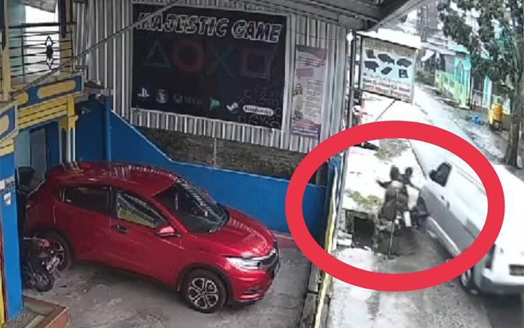 Tangkapan layar tabrak lari yang terjadi di jalan Haji Ahmad, Kecamatan Mentawa Baru Hilir, Kecamatan Mentawa Baru Ketapang, Kabupaten Kotawaringin Timur (Kotim). (FOTO: IST)