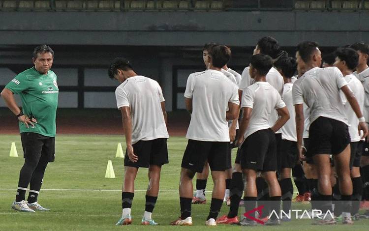 Arsip foto - Pelatih Timnas U-17 Bima Sakti memberikan arahan kepada para pemain saat latihan di Stadion Patriot Chandrabhaga, Bekasi, Jawa Barat, Senin (28/8/2023). ANTARA FOTO/Fakhri Hermansyah/Spt/pri.