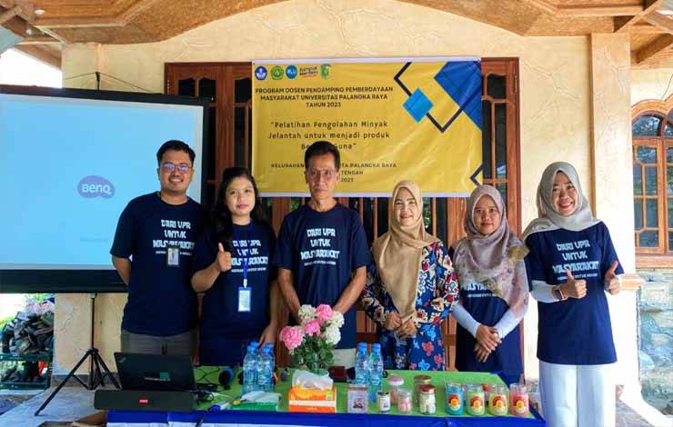 Lembaga Penelitian dan Pengabdian kepada Masyarakat (LPPM) Universitas Palangka Raya (UPR) melakukan pembinaan pengolahan minyak jelantah menjadi produk bernilai guna kepada tim PKK Kelurahan Menteng, di Kota Palangka Raya (Istimewa)
