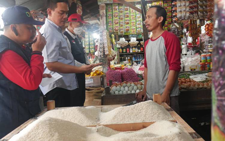 Pengecekan harga pangan di Pasar Besar Kota Palangka Raya beberapa waktu lalu. (FOTO: FITRI)