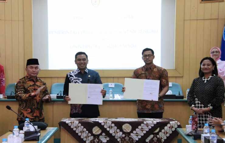 Plt. Kepala Dinas Perkebunan Prov. Kalteng H. Rizky R Badjuri usai menandatangani PKS bersama Fakultas Ekonomi dan Bisnis Universitas Gadjah Mada disaksikan Gubernur Kalteng H. Sugianto Sabran dan Wakil Rektor UGM Wening Udasmoro. (FOTO: DISBUN KALTENG)