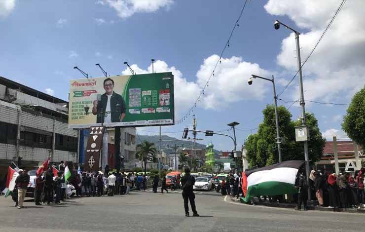 Ribuan warga di Ambon ikut aksi solidaritas untuk palestina di Kota Ambon, Sabtu. (ANTARA/Winda Herman)