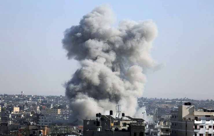 Asap mengepul setelah serangan udara Israel di kota Rafah di Jalur Gaza selatan, Kamis (26/10/2023). (ANTARA/Xinhua/Khaled Omar/am)