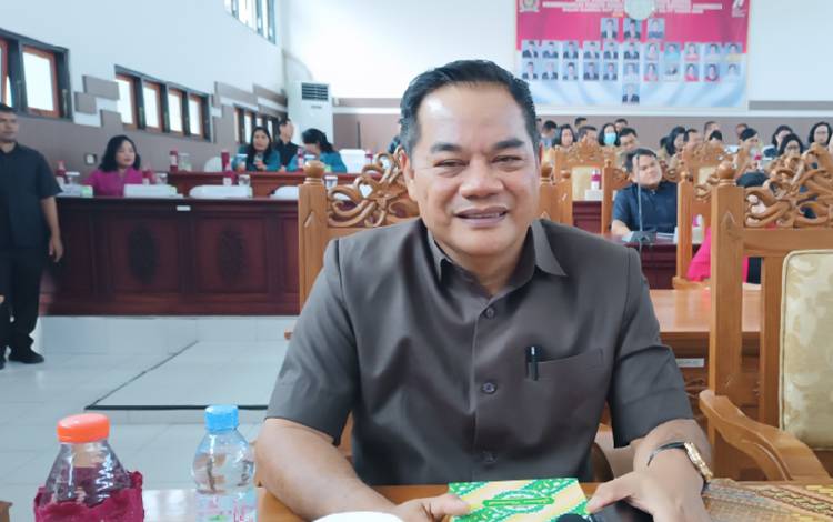 Anggota DPRD Gunung Mas Untung Jaya Bangas saat mengikuti rapat paripurna. (FOTO: RISKA YULYANA)