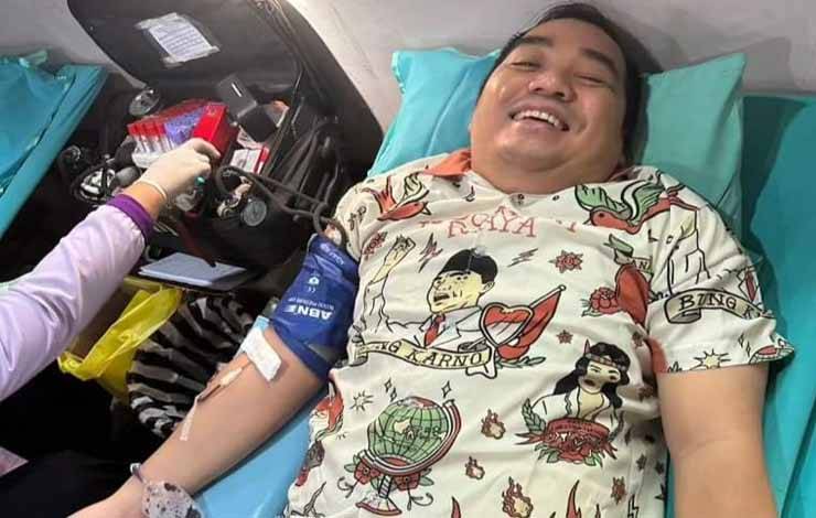 Sekretaris Komisi B DPRD Kota Palangka Raya Reja Framika saat melakukan donor darah (Foto : IST)