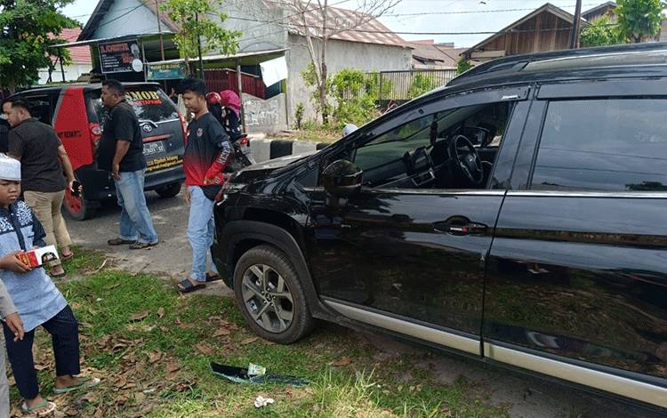 Anggota Polsek Ketapang saat berada di lokasi kejadian pembobolan kaca mobil di Jalan Pemuda Sampit, Kabupaten Kotim. (FOTO: IST)