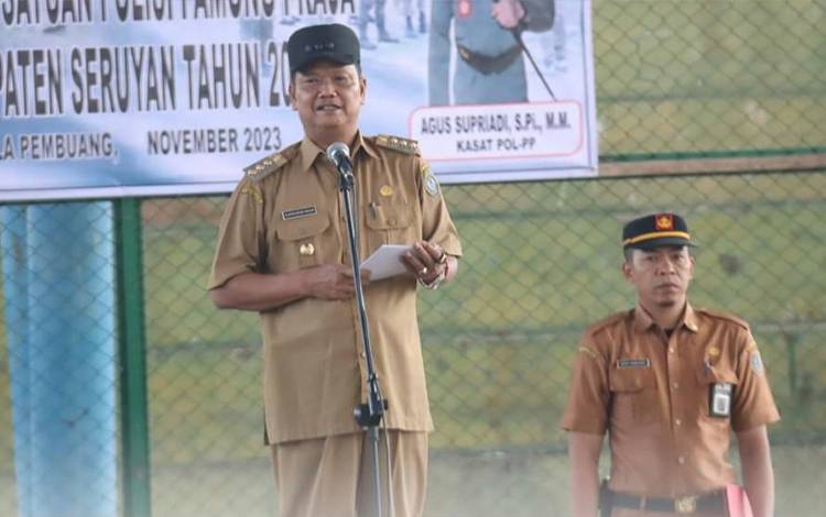 Pj Bupati Seruyan, Djainuddin Noor memberikan arahan kepada anggota Satuan Polisi Pamong Praja Kabupaten Seruyan. (FOTO: PROKOM SERUYAN)