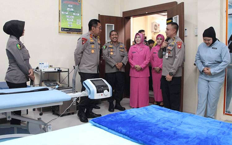 Kabiddokkes Polda Kalteng Kombes Pol Danang Pamudji saat mendampingi Kapolda Kalteng Irjen Pol Djoko Poerwanto saat meninjau fasilitas di RS Bhayangkara (Foto : Pathur)