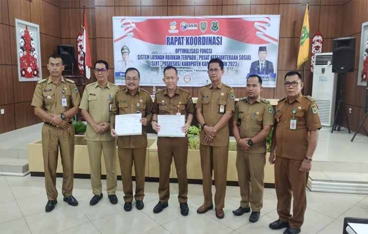 Sekda Kapuas, Septedy bersama jajarannya seusai buka Rakor Optimalisasi SLRT Puskesos, Selasa, 7 November 2023. (FOTO: IST)