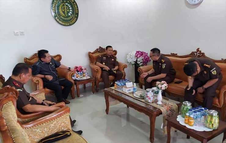 Ketua DPRD Provinsi Kalimantan Tengah Wiyatno saat mengikuti kegiatan Coffe Morning di kantor Kejati Kalteng (Foto : IST)