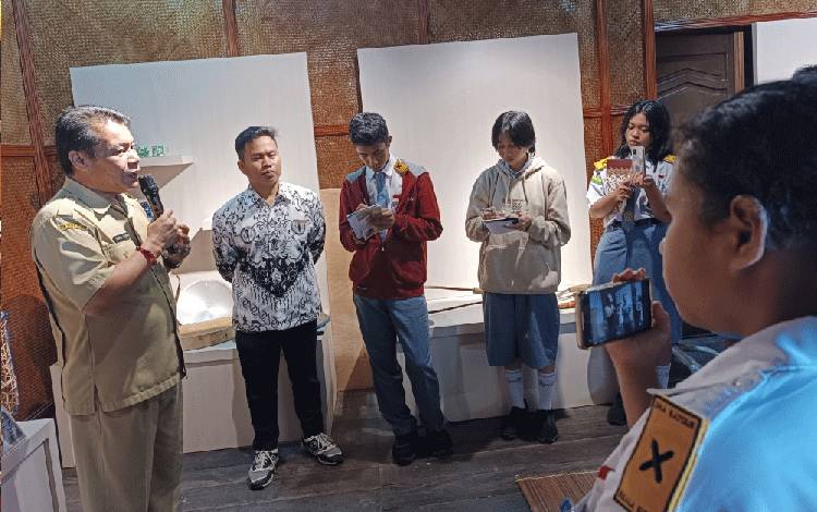 Kepala Disbudpar Gunung Mas Hansli Gonak bersama dengan Guru pendamping Jepri dan siswa dari SMA Katolik Santo Arnoldus Janssen, Selasa, 7 November 2023. (FOTO: RISKA YULYANA)