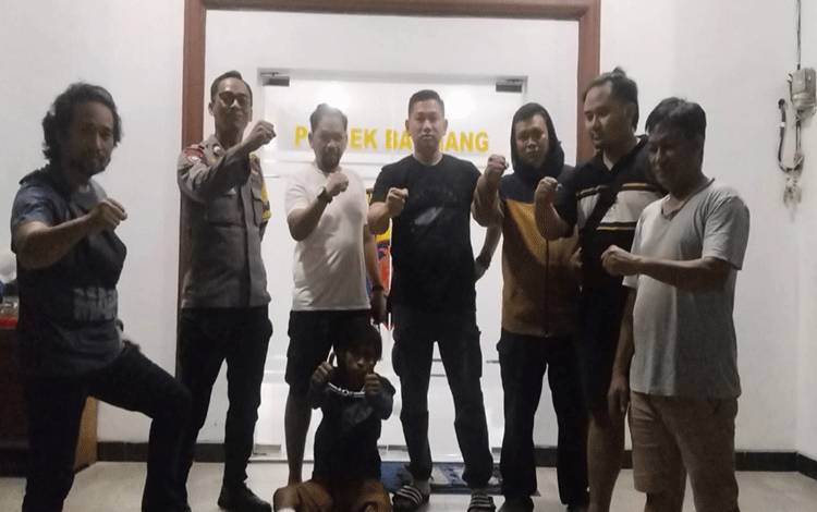 Pelaku saat diamankan oleh anggota Polsek Baamang di Kantor Polsek Baamang. (FOTO: IST)