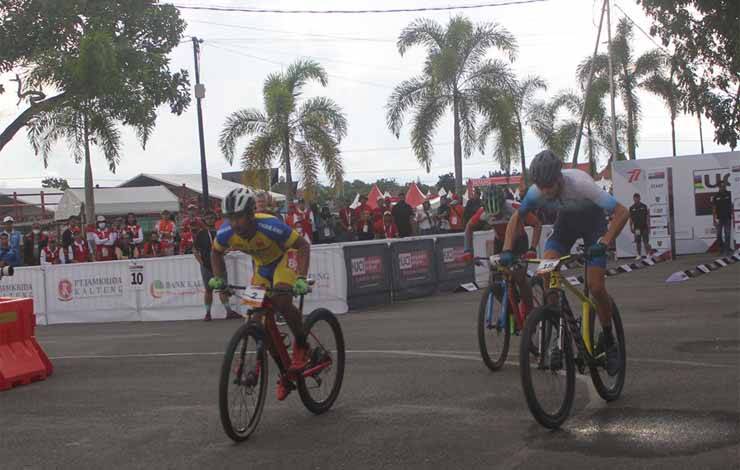 Atlet balap sepeda sedang berpacu di ajang UCI MTB di Stadion Tuah Pahoe, Kota Palangka Raya tahun lalu. (FOTO: HERMAWAN)