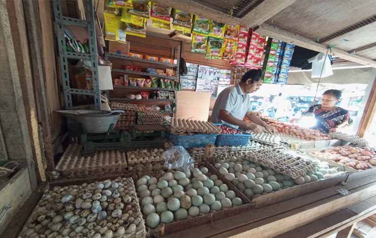 Salah satu lapak pedagang telur di Pasar Rajawali, Palangka Raya.(FOTO: TESTI PRISCILLA)