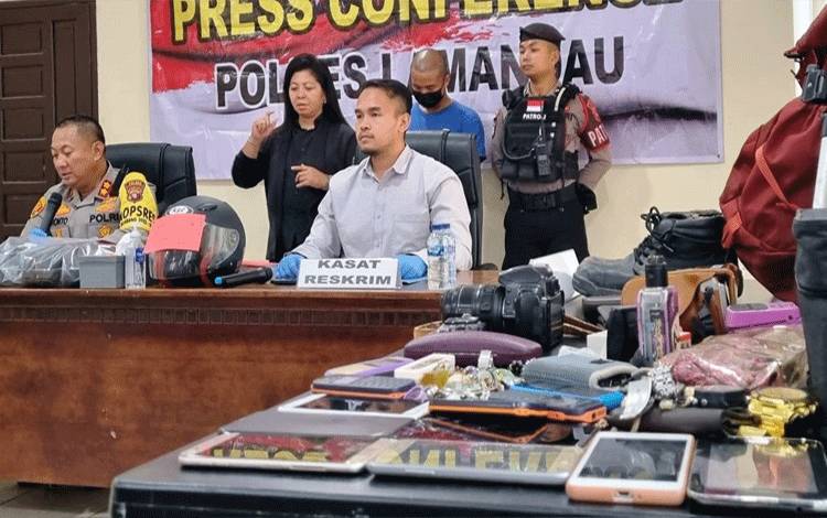 Barang bukti dan tersangka berhasil diamankan jajaran Polres Lamandau. (FOTO : HENDI NURFALAH)