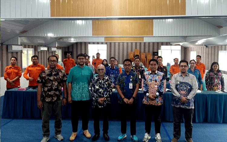 Asisten Bidang Pemerintahan dan Kesejahteraan Rakyat Eveready Noor foto bersama kepala perangkat daerah, Camat se Barito Utara, kepala bagian lingkup Sekretariat Daerah usai pembukaan ekspose akhir pembuatan dokumen kajian resiko bencana, Kamis 9 November 2023 di Muara Teweh. (Foto: Dhani)