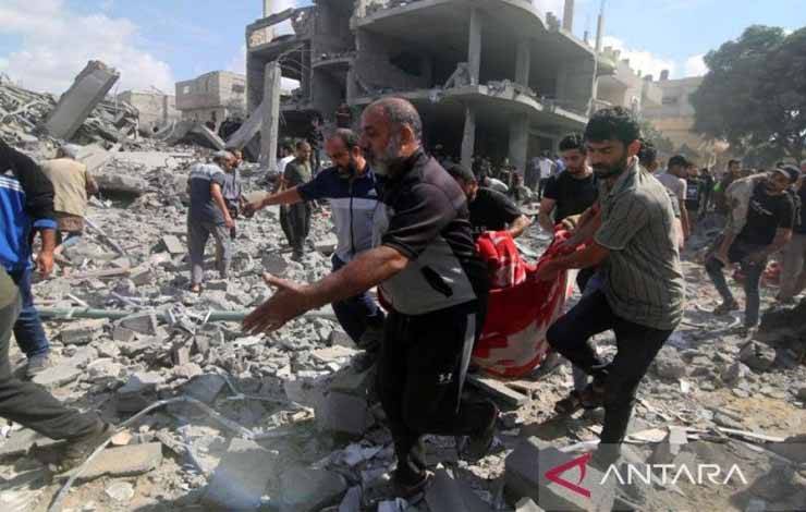 Arsip - Sejumlah warga mengangkut para korban dari sebuah gedung yang hancur akibat serangan Israel di Kota Rafah di Jalur Gaza bagian selatan, Selasa (17/10/2023). (ANTARA/Xinhua/Khaled Omar/tm/am.)