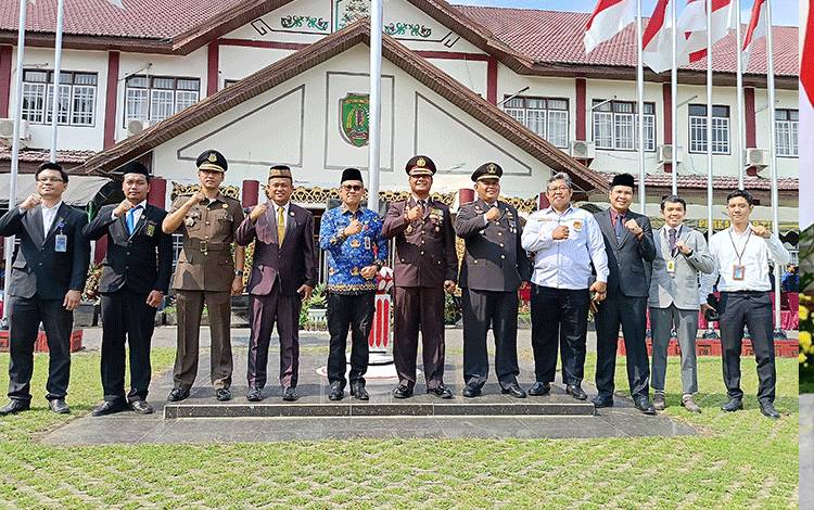 Pj Bupati Barito Timur Indra Gunawan berfoto bersama Ketua DPRD dan Kapolres Barito Timur, Kepala Rutan Tamiang Layang, Kepala KP2KP Tamiang Layang, pimpinan BUMN serta unsur lainnya usai upacara peringatan Hari Pahlawan ke-78, Jumat, 10 November 2023. (FOTO: BOLE MALO)