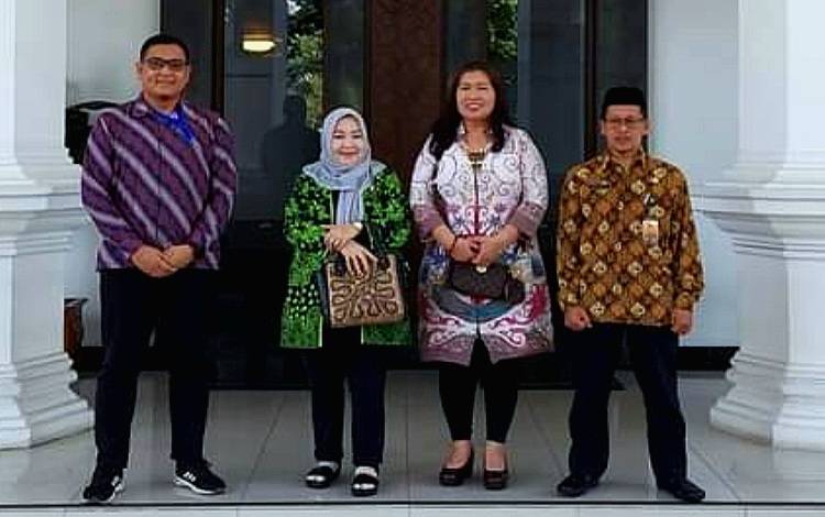 Anggota Komisi III DPRD Kalteng, Evy Kahayanti (dua dari kanan) saat melaksanakan kunjungan kerja. (FOTO: DPRD KALTENG)