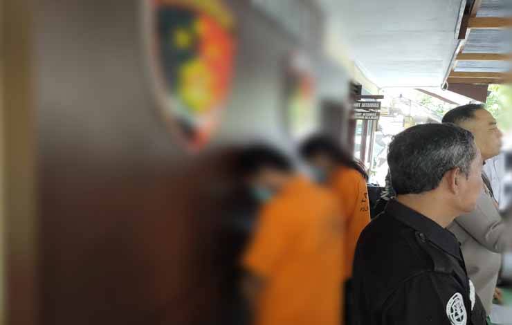 RN dan FY tertunduk lesu saat press release di kantor Jatanras Polresta Palangka Raya (Foto : Pathur)