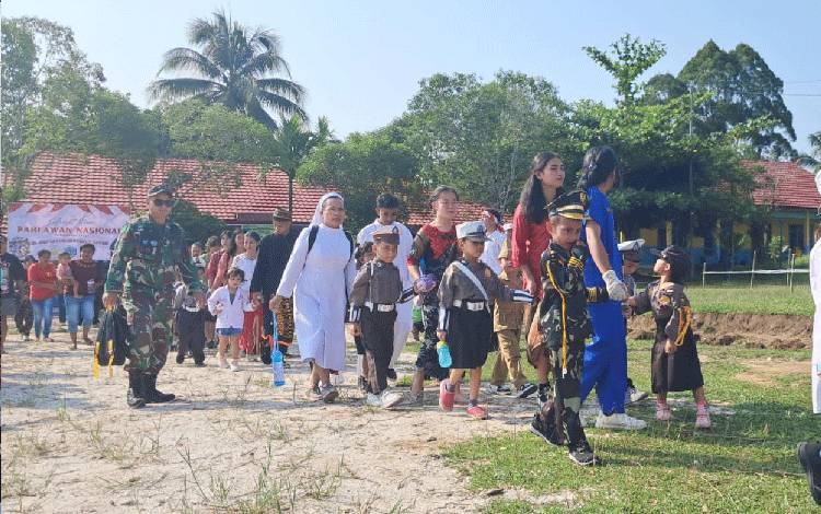 Momen kegiatan parade dalam rangka memperingati Hari Pahlawan yang dilaksanakan oleh SMA Katolik Santo Arnoldus Janssen, TK dan SD Santo Yosef Kuala Kurun, Jumat, 10 November 2023. (FOTO: IST)