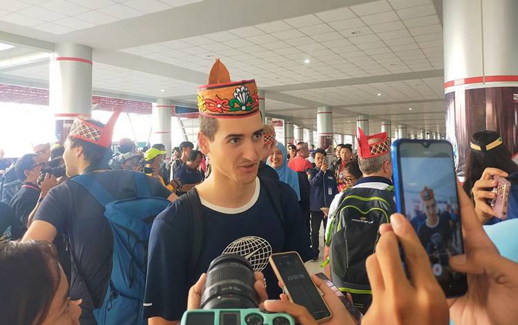 Atlet UCI MTB World Championship Eddy Staible saat awal kedatangan di Bandara Tjilik Riwut Palangka Raya, Jumat, 10 November 2023. (FOTO: HERMAWAN)
