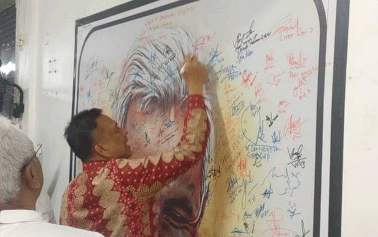 Kunjungan Bendahara DPP PDI Perjuangan, Olly Dondokambey ke Posko Relawan Ganjar Bersama Kalteng atau GBK.(FOTO: Dokumentasi Sigit K Yunianto)