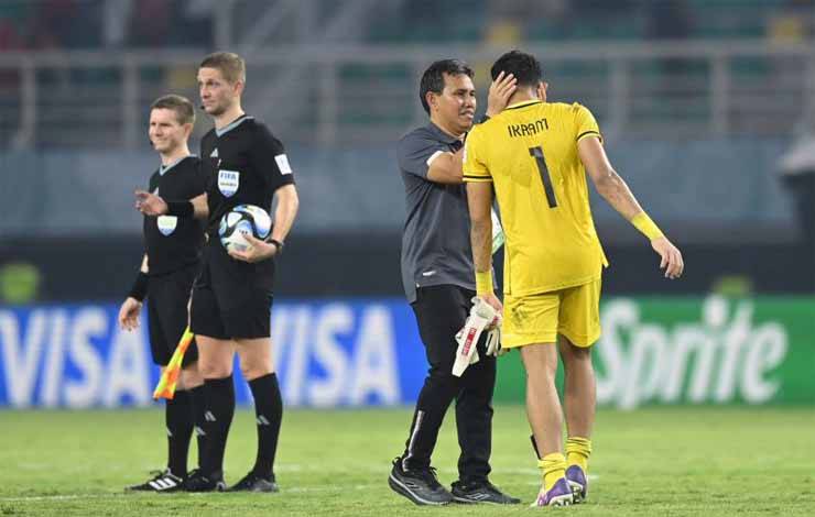 Pelatih Timnas Indonesia Bima Sakti bersama penjaga gawang Timnas Indonesia Ikram Al Giffari usai laga lawan Timnas Ekuador dalam pertandingan babak penyisihan Grup A Piala Dunia U-17 2023 di Stadion Gelora Bung Tomo, Surabaya, Jawa Timur, Jumat (10/11/2023). ANTARA FOTO/Aditya Pradana Putra/rwa. (ADITYA PRADANA PUTRA/ADITYA PRADANA PUTRA)