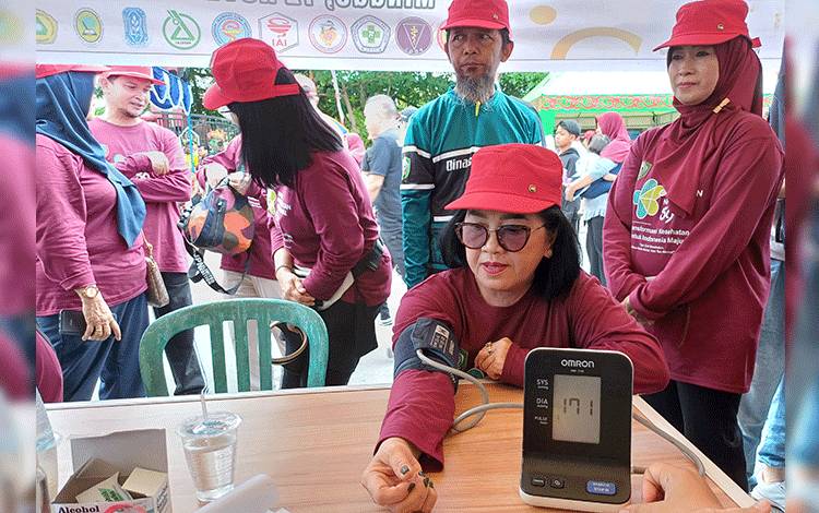 Ketua DPRD Kabupaten Kotawaringin Timur Rinie mengikuti cek kesehatan gratis pada puncak peringatan HKN ke-59 di Taman Kota Sampit, Minggu, 12 November 2023. (FOTO: DEWIP)