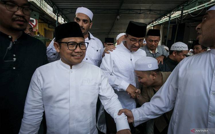 Bakal pasangan capres dan cawapres usungan Koalisi Perubahan Anies Baswedan-Muhaimin Iskandar saat menghadiri haul atau peringatan wafatnya Habib Ali bin Muhammad Al Habsyi di Pasar Kliwon, Kota Surakarta, Jawa Tengah, Sabtu (4/11/2023). (ANTARA FOTO/Mohammad Ayudha/rwa)