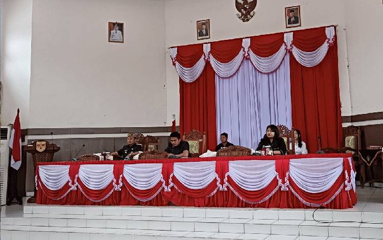 Wakil Ketua I DPRD Gunung Mas Binartha (tengah) saat memimpin rapat paripurna, Senin, 13 November 2023. (FOTO: RISKA YULYANA)?