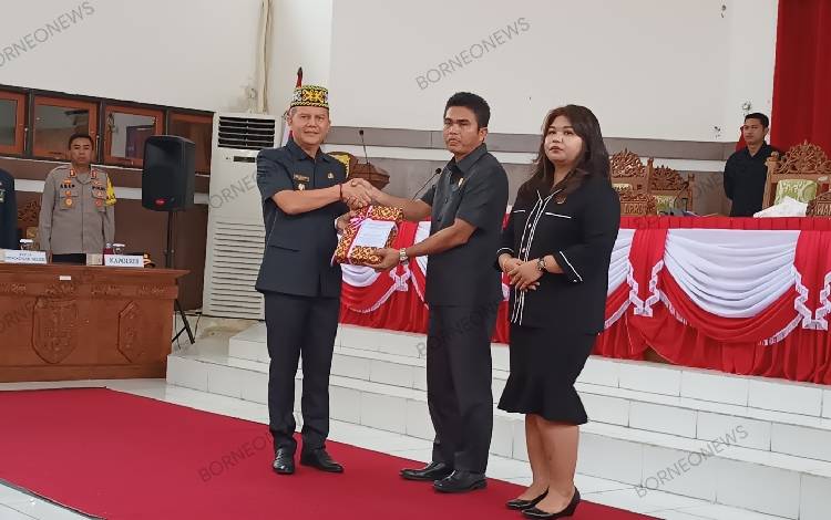 Bupati Gunung Mas Jaya S Monong saat menyerahkan dua raperda kepada DPRD setempat, Senin, 13 November 2023. (FOTO: RISKA YULYANA)