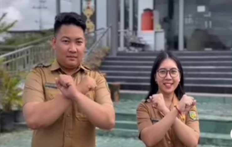 ASN BKPSDM Palangka Raya memperagakan sejumlah pose foto terlarang bagi ASN jelang pemilu 2024. (FOTO: HUMAS)