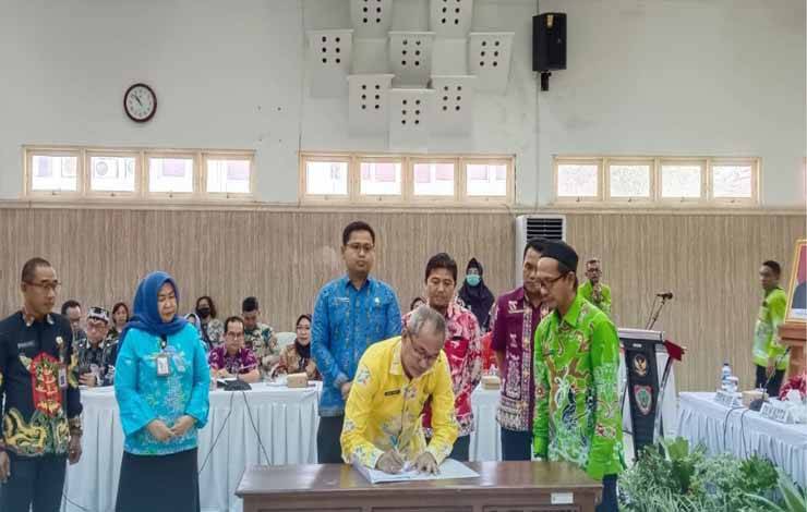 Sejumlah kepala OPD Pemko Palangka Raya menandatangani dokumen bersama untuk mewujudkan program sanitasi dasar berkualitas. (FOTO: HENDRI)