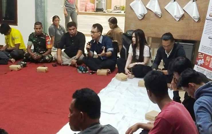 PPS Nanga Bulik tengah melaksanakan sosialisasi terkait layanan pindah memilih. (FOTO : HENDI NURFALAH)