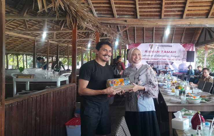 Ketua TP-PKK Provinsi Kalteng Ivo Sugianto Sabran saat menyerahkan batik Kalteng kepada atlet internasional balap sepeda gunung, bertempat di Kampung Lauk Palangka Raya, Senin, 13 November 2023 (Foto:M ARINI)