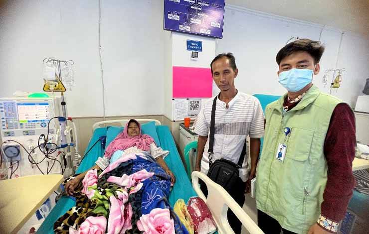 Artimansyah (54) salah satu warga Desa Tumbang Bondang, Kabupaten Murung Raya (Mura) saat menemani istri Derta (43) menjalani cuci darah di RSUD Muara,? Teweh.(foto: Dhani)