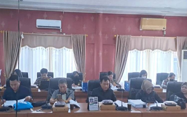 Anggota DPRD Palangka Raya mengikuti rapat pembahasan Raperda. (FOTO: SETWAN)