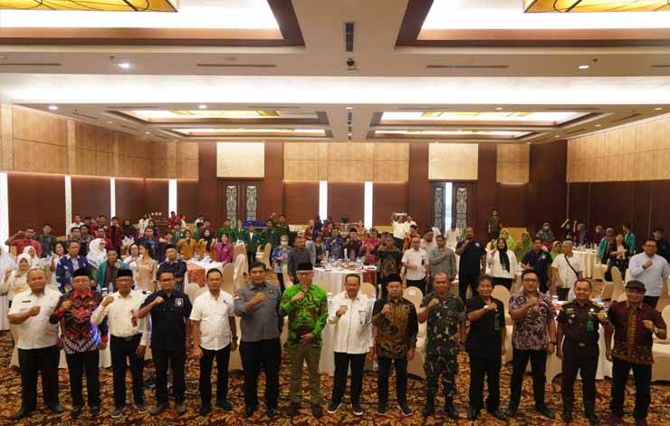 Foto bersama saat Dialog Interaktif Dalam Rangka Pencegahan Ekstremisme, Radikalisme dan Intoleransi di Swiss-Belhotel Danum Palangka Raya, Rabu, 15 November 2023. (FOTO: DONI)
