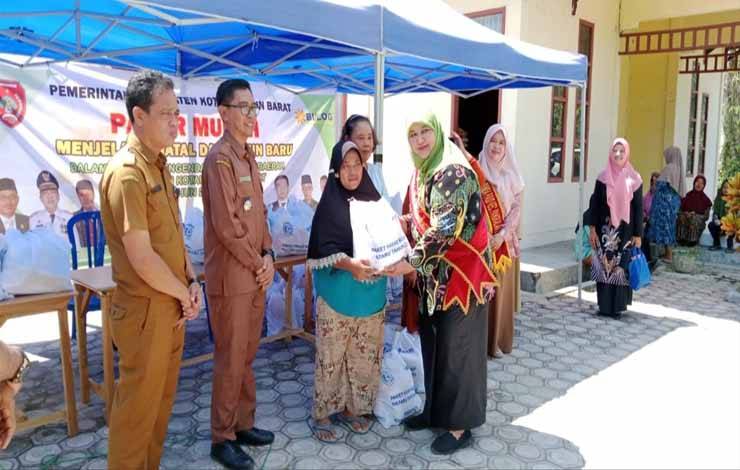 Penyerahan secara simbolis paket sembako murah oleh Ketua PKK Kobar, di lokasi pasar murah di Kecamatan Pangkalan Lada. (Foto : Suhendra)