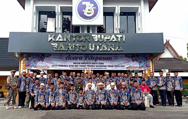 Pj Bupati Muhlis didampingi Plt Sekda, unsur FKPD, kepala perangkat daerah, ketua rombongan kafilah foto bersama kafilah MTQH Barito Utara usai pelepasan dihalaman kantor Bupati, Rabu 15 November 2023.(foto: Dhani)