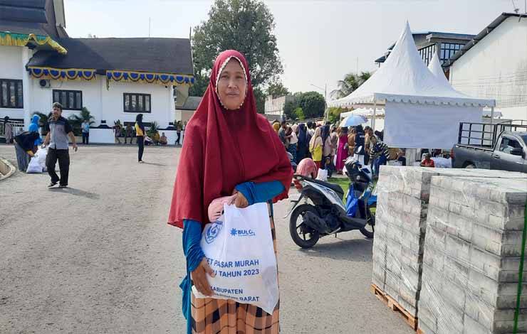 Sahni warga Kelurahan Raja Seberang usai menebus paket sembako murah di halaman Rujab Bupati Kobar. (Foto : DANANG)