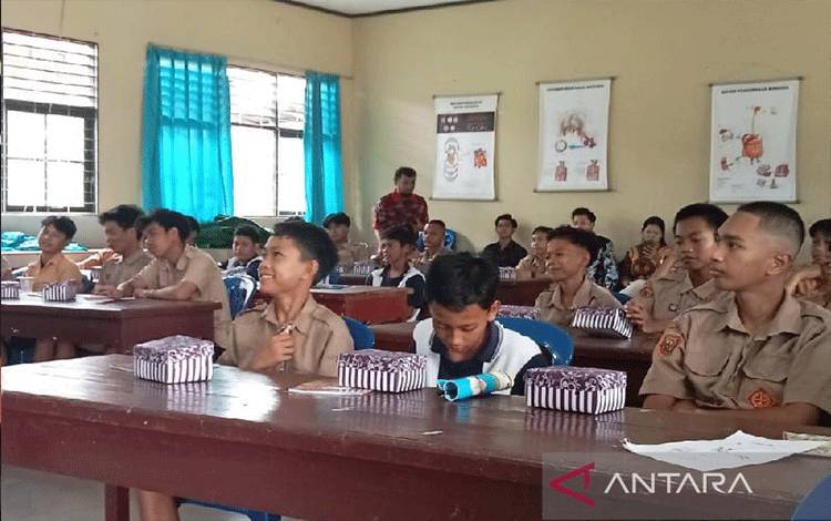Arsip Foto - Aktivitas siswa di satu sekolah menengah pertama di Kota Palangka Raya, Provinsi Kalimantan Tengah. (ANTARA/Adi Wibowo)