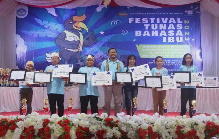 Pemberian piagam pemenang lomba dalam Penutupan Festival Tunas Bahasa Ibu tingkat Provinsi Kalimantan Tengah di Buntok, Kabupaten Barito Selatan.(FOTO: Dokumentasi Balai Bahasa Kalteng)