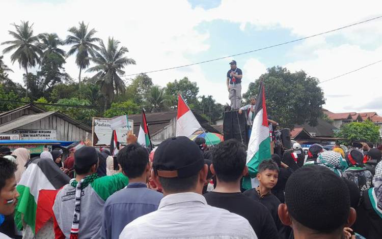 Ribuan masyarakat di Kabupaten Pasaman Barat melakukan aksi long march bela dan dukung warga Palestina di Pasaman Baru Kecamatan Pasaman, Sabtu (18/11/2023). (ANTARA/Altas Maulana).
