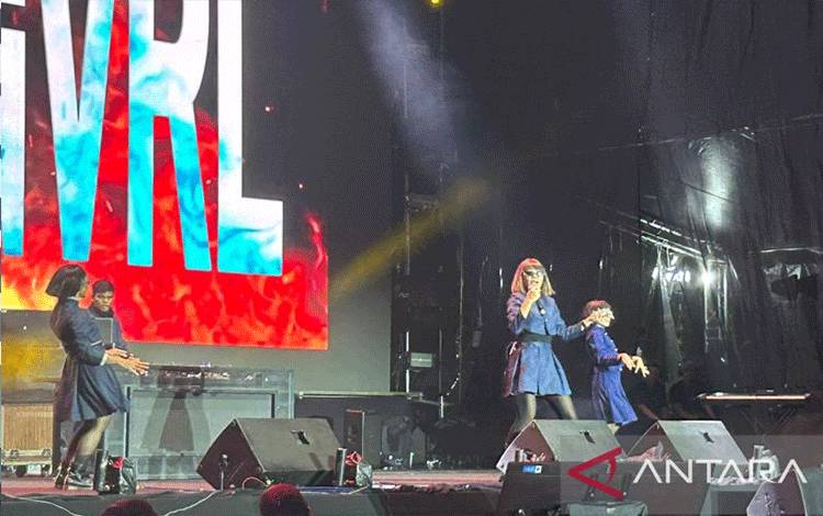Musisi Ramengvrl saat tampil di gelaran festival Jak-Japan Matsuri 2023 di Jakarta International Expo (JIEXPO) Kemayoran, Jakarta Pusat, Sabtu malam (18/11/2023). (ANTARA/Vinny Shoffa Salma)