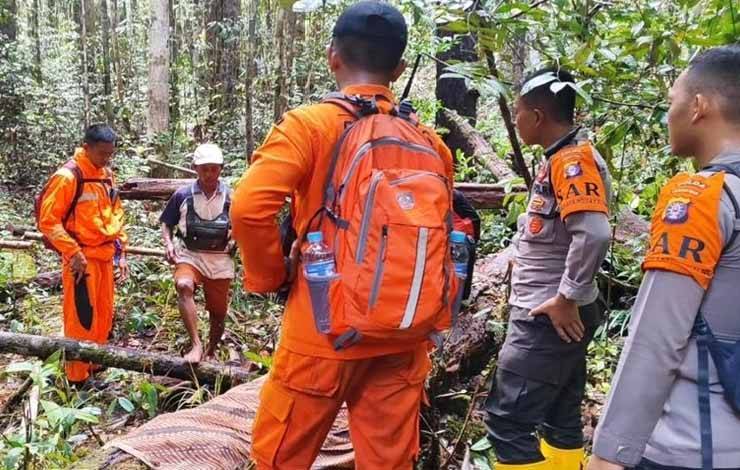 Tim gabungan saat melakukan operasi SAR di Hutan Petuk Barunai mencari keberadaan Sinar (Foto : Kantor Pertolongan dan Pencarian Palangka Raya)